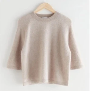 Beige stickad tröja med trekvartsärm - Jättefin stickad tröja er trekvartsärm från & Other stories😍 använd fåtal gånger och är därför i väldigt fin skick💕 nypris 790kr, pris kan diskuteras vid snabb affär!!