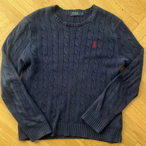 Kabel stickad Ralph Lauren tröja  - Storlek M, fint skick och pris kan diskuteras vid snabb affär👍 Jag svarar gärna på frågor eller skickar mer bilder om efterfrågas🤝