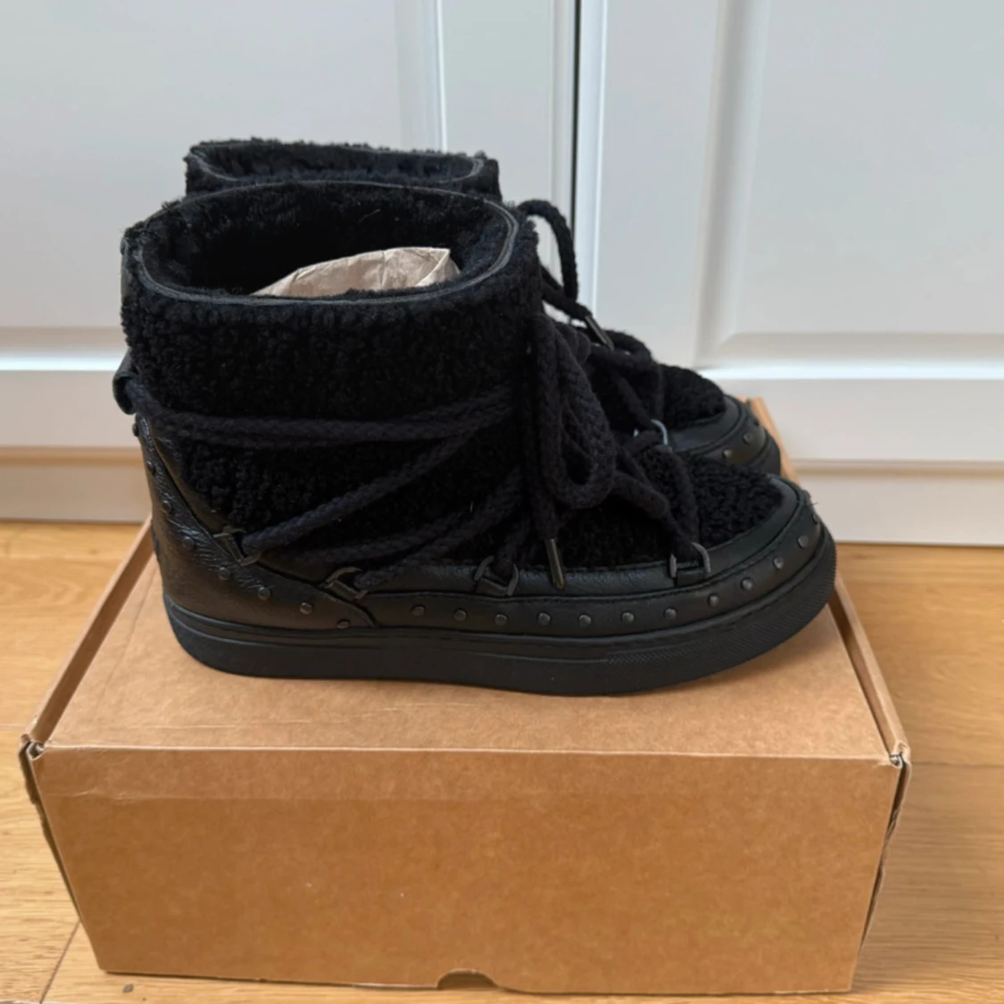 Svarta Inuikii boots med snörning - 1