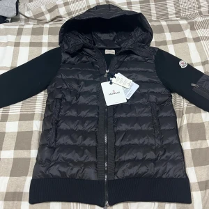 Moncler Cardigan Jacka - Storlek S aldrig använd helt ny med prislappen på, väldigt bra skick perfekt nu för vinter ! bekväm o ha på sig 