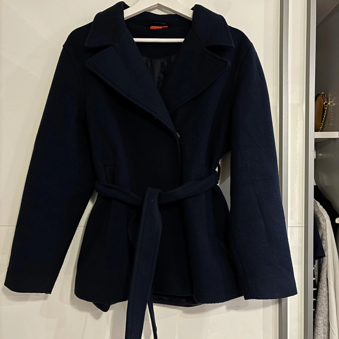 Mörkblå kappa med bälte - 1