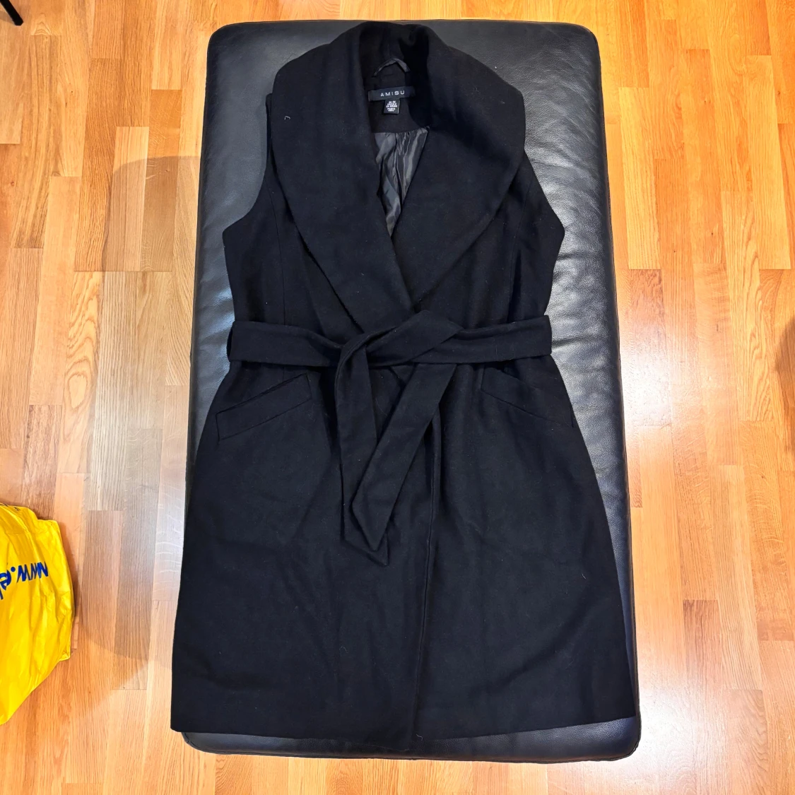 Svart omlottväst med bälte från Amisu