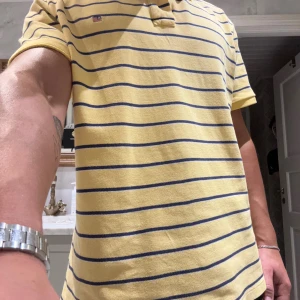Ralph Lauren Polo Shirt  -  Kortärmad polotröja från Ralph Lauren   Fint skick  Nytvättad & struken   Storlek: L   Modellen i bilden är: 183cm och väger 75kg   Vid fler frågor eller paketpris skicka gärna ett meddelande eller erbjudande!   