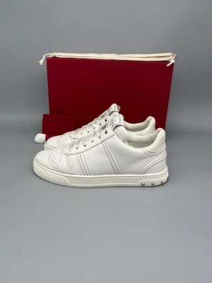 Valentino Flycrew Sneaker Läder - • The shoes have been gently used and are in good condition  • Size: 37  • Color: White leather  • Retail price: ~5000 SEK (no longer in production)  • Box, dustbag, new laces & valentino card included
