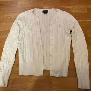 Ralph lauren kofta - Jätte fin vit kofta med ljus rosa logga från Ralph lauren💗