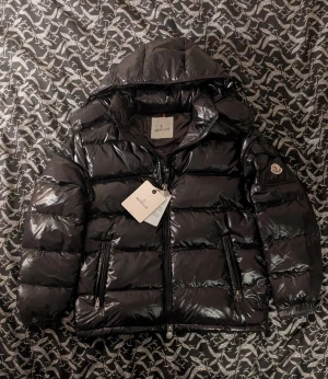 Jacka moncler - Helt ny aldrig använd. NFC tag fungerar. Kom pv för mer bilder eller vid intresse. Fraktas inom 24 timmar. Jackan värmer väldigt bra.