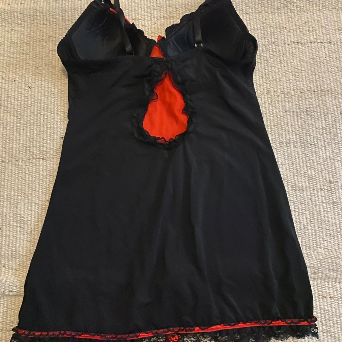 Svart och röd lace klänning - 4