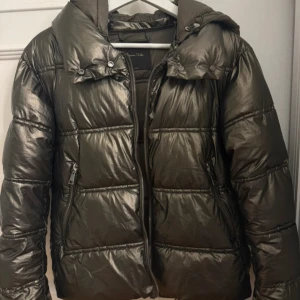 Glansig jacka - Säljer denna fina jacka för att den inte kommer till användning. Fint skick. Köpt på Plick. Perfekt till vintern nu. Tar emot prisförslag!