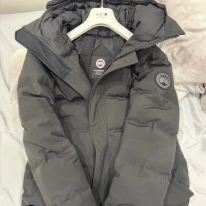 Macmillan Black Label Canada Goose - Black label, äkta från online webbshop "MIINTO". Kvitto finns. För frågor hör av er! Helt ny köptes förra året vintern. Nypris 14500kr.