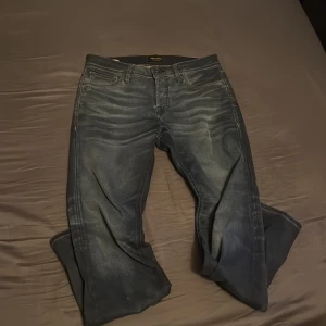 Mörkblå jeans från Jack & Jones - Mörkblå jeans från Jack & Jones. Slimstraight storlek 29/30.
