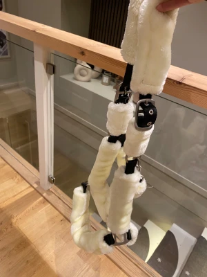 Fluffig vit grimma  - En fin fluffig grimma i storlek X-full. Den är i bra skick och har aldrig andvänds. Köparn står för frakt. 