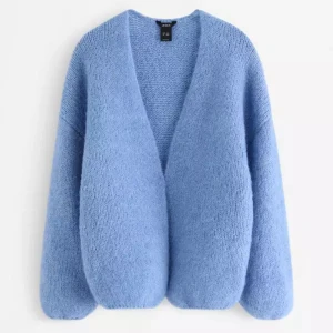 Blå stickad kofta från Lindex - Mysig blå stickad kofta från Lindex i storlek XS/S. Koftan har en loose passform, djup v-ringning och långa ärmar. Materialet är mjukt och fluffigt, perfekt för att hålla dig varm under kyliga dagar. Enkel och stilren design som är lätt att matcha. Liteee nopprig men ingenting som syns tydigt