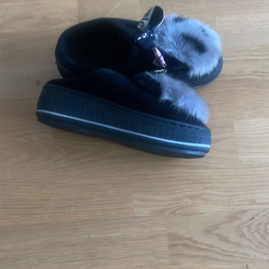 Svarta sneakers med fluffiga detaljer - 1