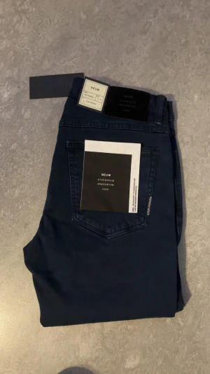 Neuw Ray Tapered jeans mörkblå 31/34 - Mörkblå jeans från Neuw i modellen Ray Tapered med slim tapered passform. Nypris 1400 mitt pris 499