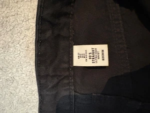 Svarta 90's straight jeans från HM - Säljer ett par svarta jeans från HM med 90's straight passform och hög midja. Använda en gång så i mycket bra skick. En aning långa på mig som är 160 cm. 