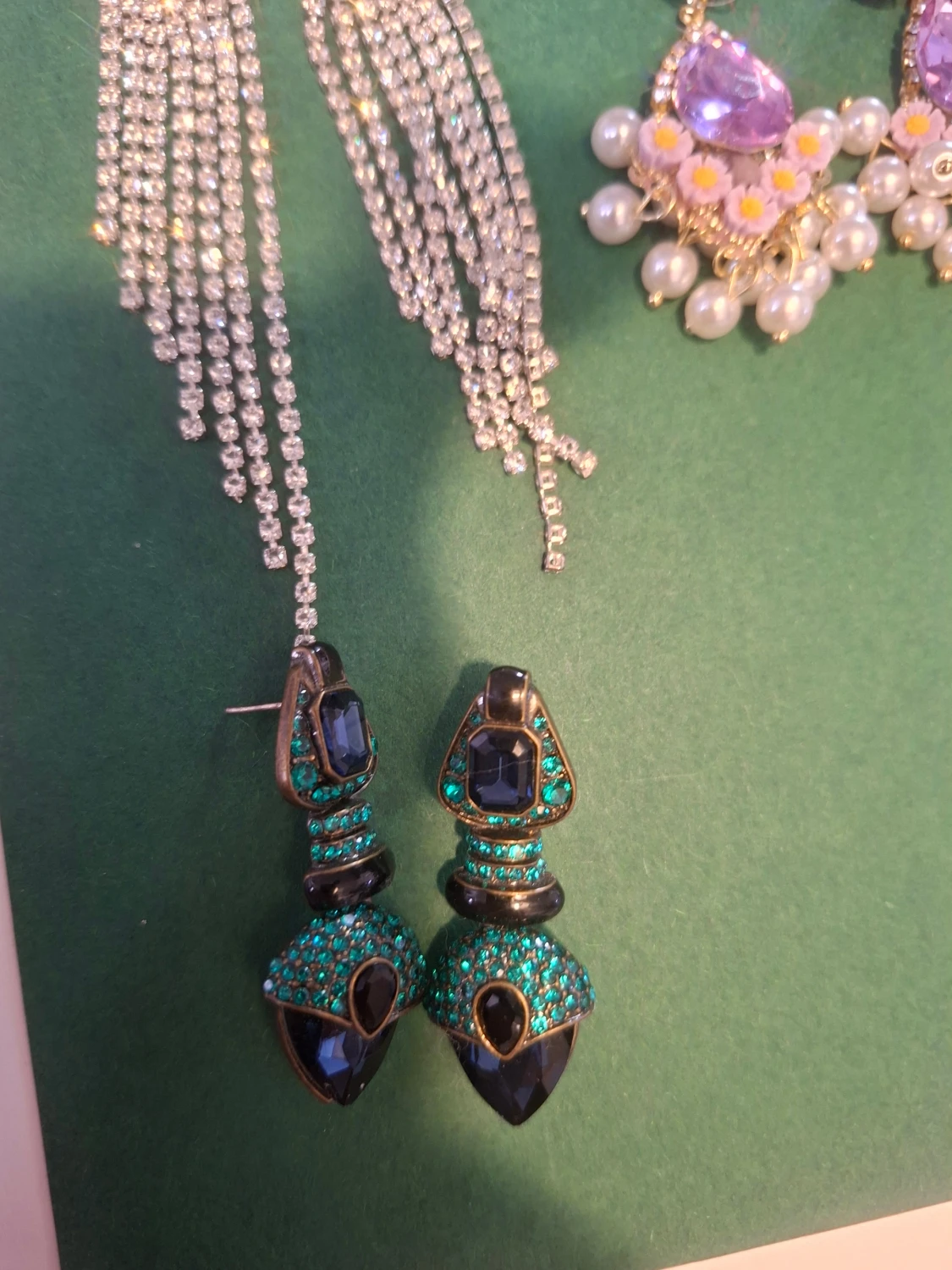 Mix av statement örhängen i olika färger fest - 4