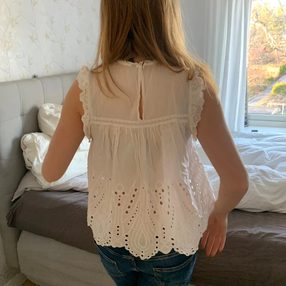 Vit broderad blus med spetsdetaljer - 4