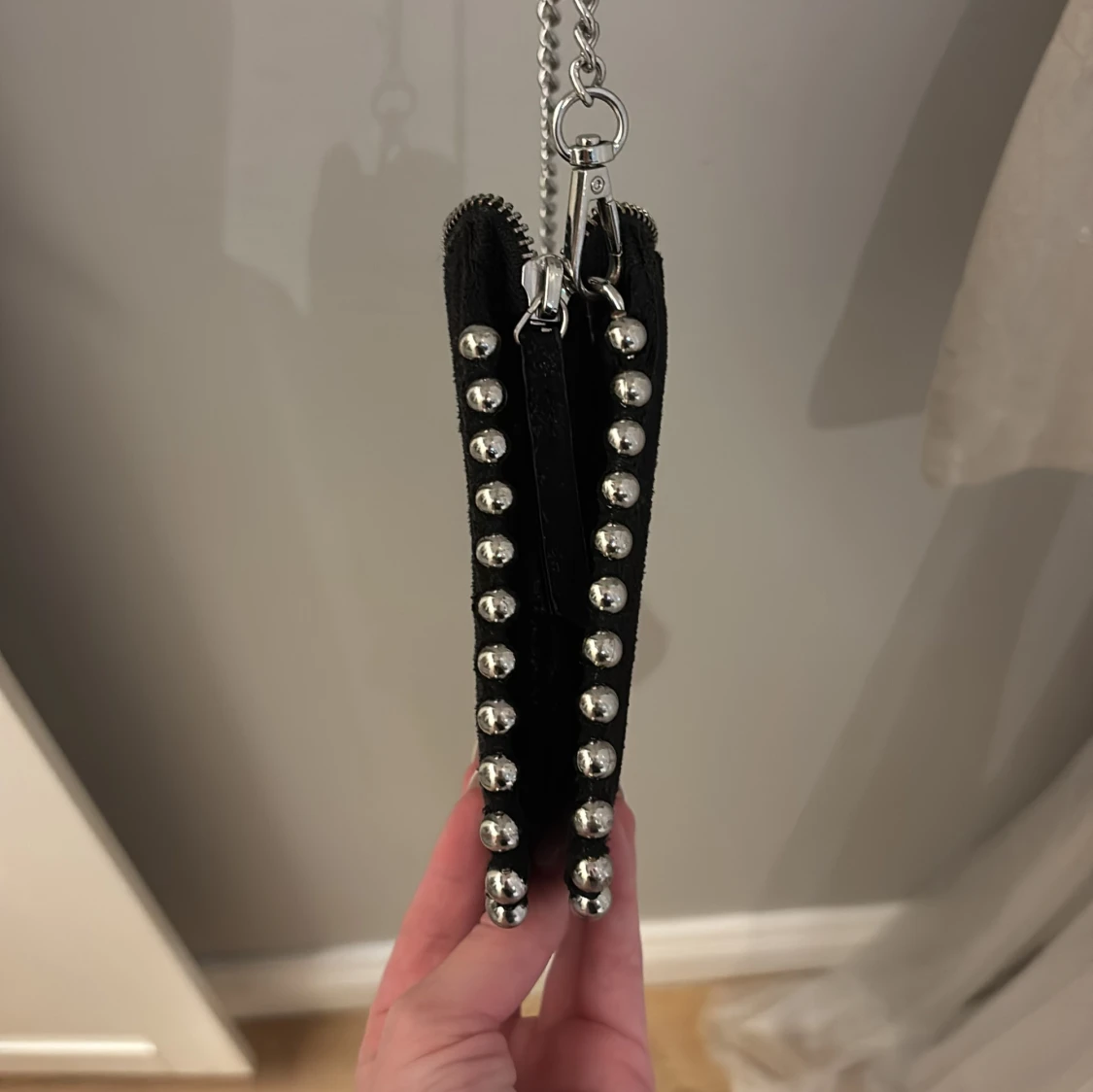 Svart axelväska med silverkedja - 1