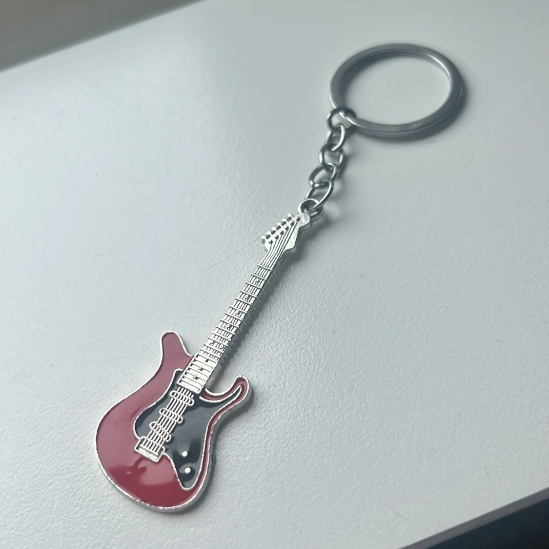 Nyckelring med röd elgitarr - 1