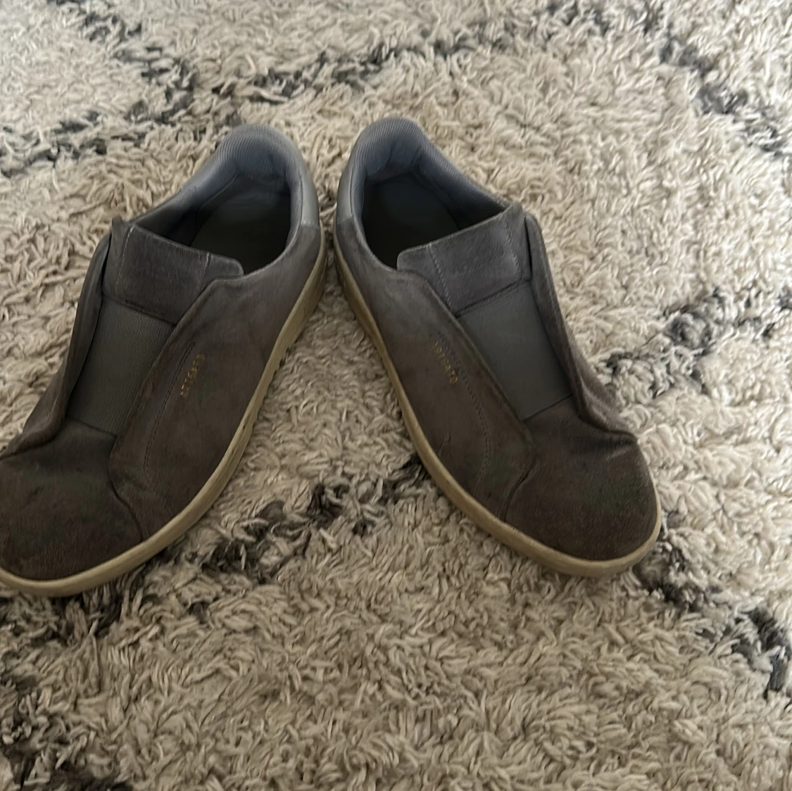 Grå slip-on sneakers från Axel Arigato - 2