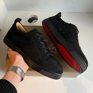 Christian Louboutin skor - Christian Louboutin skor i strlk 43 | Aldrig använda | I mocka material med sin ikoniska röda sula | Skriv vid funderingar!