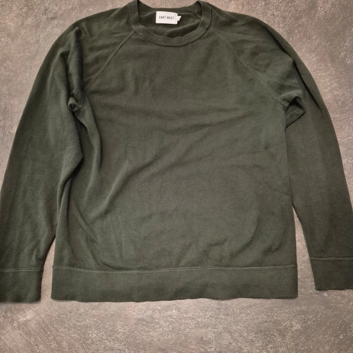Mörkgrön tröja från East West