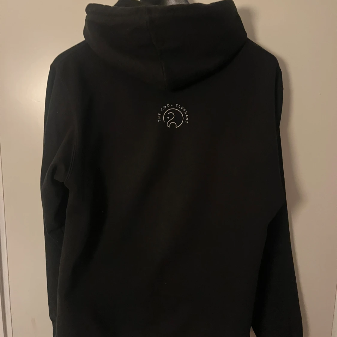 Svart hoodie Kellar The Cool Elephant - 2