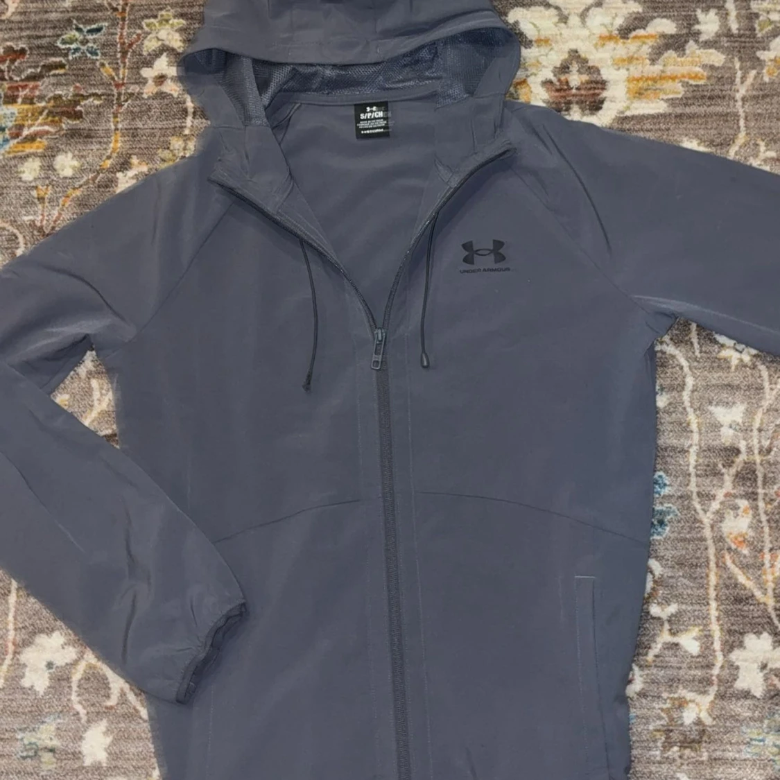 Mörkgrå vindjacka från Under Armour