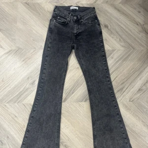 Bootcut jeans - helt nya oanvända Bootcut jeans från ginatricot, är nämnda som low-waist i butiken, storleken är 32 alltså xxs-xs. säljer eftersom är lite för korta på mig💗