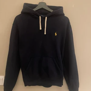 Mörkblå hoodie från Polo Ralph Lauren - hoodie från Polo Ralph Lauren. Storlek S.