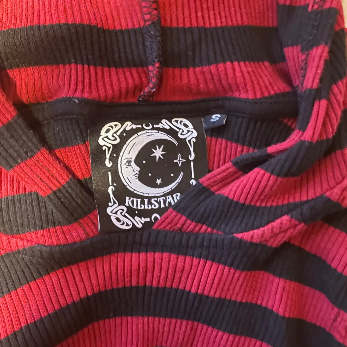 Röd o svart randig hoodie ish - 2