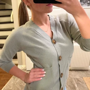 Grön kofta från zara  - Jättefin grön kofta,köpte här på Plick,det är storlek 140 men jag har haft tröjan som trekvart💕