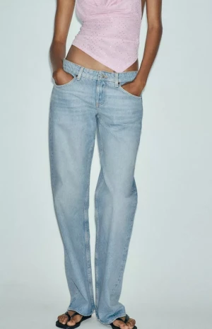 Wida zara jeans - Säljer dessa helt nya jeansen från zara med prislapp kvar då jag beställde fel storlek de passar perfekt till alla tillfällen. Jeansen är slutsålda på hemsidan och eftertraktade💗💗