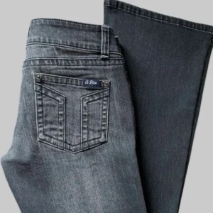 Grå bootcut jeans från G.Rise Low waist - As snygga g rise jeans, grå svarta köpte för typ 1600, bra skick fast det en färgpenna fläck. Low waist, storleken passar S M❤️