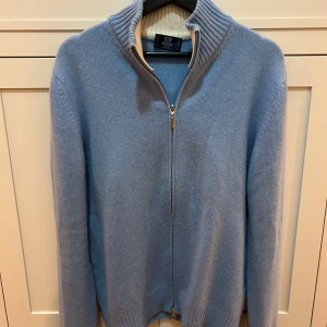 Boggi Milano 100% kashmir full zip tröja  - En riktigt schyst Boggi Milano tröja i 100% Kashmir. Den är i extremt fint skick. Storlek M. Vid fler frågor är det bara att höra av sig!