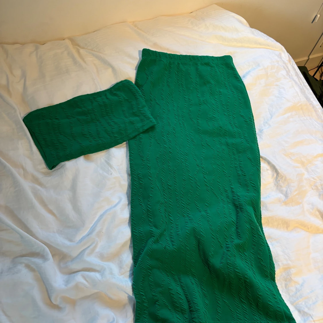 Grön långkjol med strukturmönster