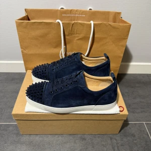 Christian Louboutin navy  - Christian Louboutins i size 43 passar 44, skick 9,5/10 som nya, box dustbags samt butikspåse medföljer vid köp, välldigt rare cw, vid funderingar hör av er.