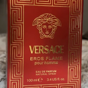 Versace Eros Flame Eau de Parfum 100 ML - Versace Eros Flame pour homme, Eau de Parfum, 100 ml. Ingredienser: Alcohol Denat., Aqua, Parfum, Limonene, Citrus Limon Peel Oil, Tetramethyl Acetyloctahydronaphthalenes, Citrus Aurantium Peel Oil, Vanillin, Hexamethylindanopyran, Pine, Linalool, Ethylhexyl Methoxycinnamate, Coumarin, Alpha-Isomethyl Ionone, Citronellol.