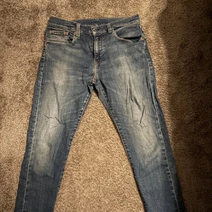 Levi's jeans  - Snygga Levi's 512 jeans i klassisk blå tvätt med lätt slitning 