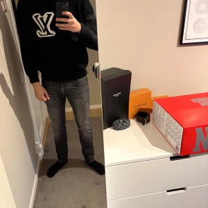 Äkta Svart stickad Louis Vuitton tröja - Svart stickad tröja från Louis Vuitton med stort vitt LV-logo fram o baktill. Säljer pågrund av att ärmarna har blivit lite korta för mig o ska nog köpa en ny snart. Kvitto o orderbekräftelse finns. Priset ej hugget i sten