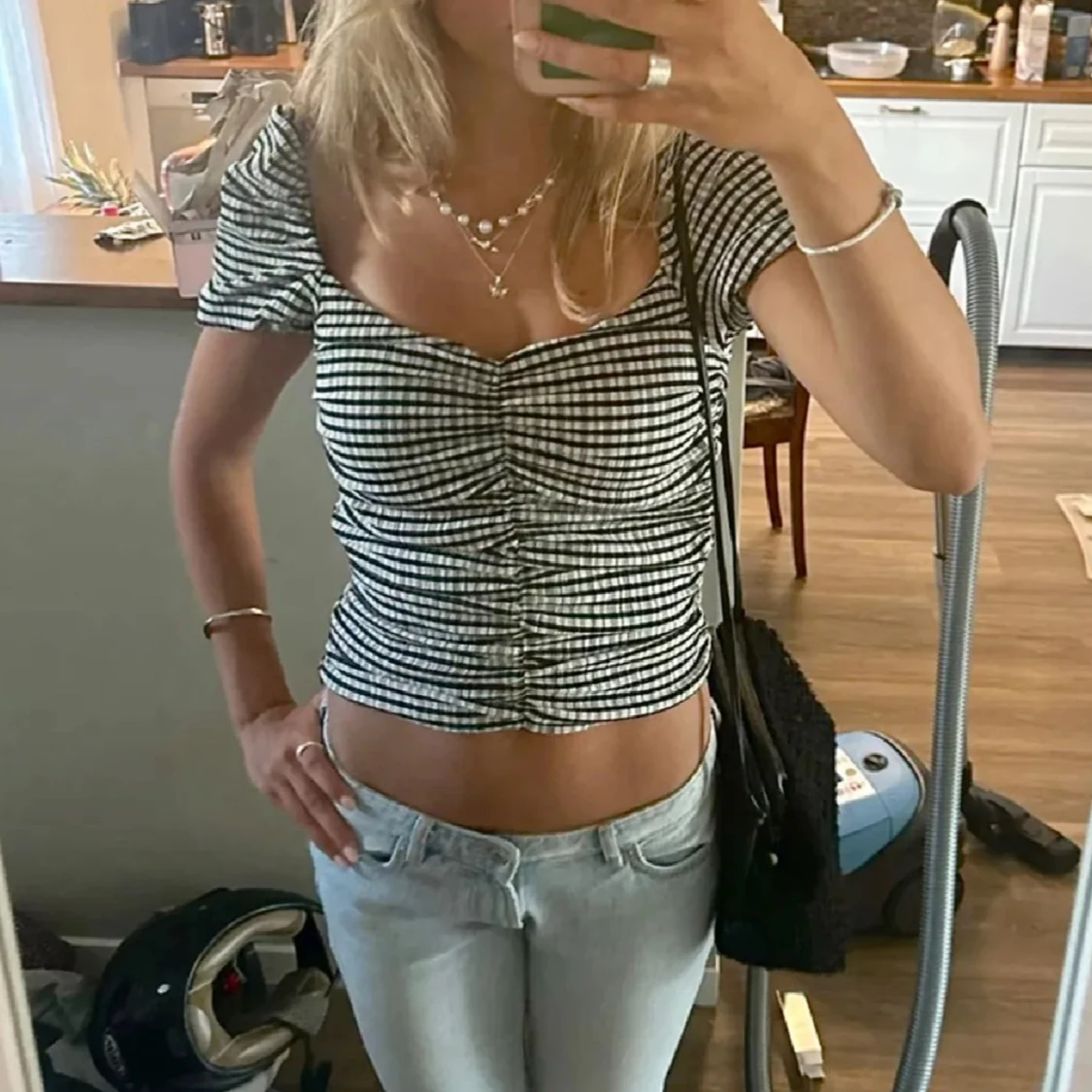 Svartvit rutig croppad blus med puffärm - 2