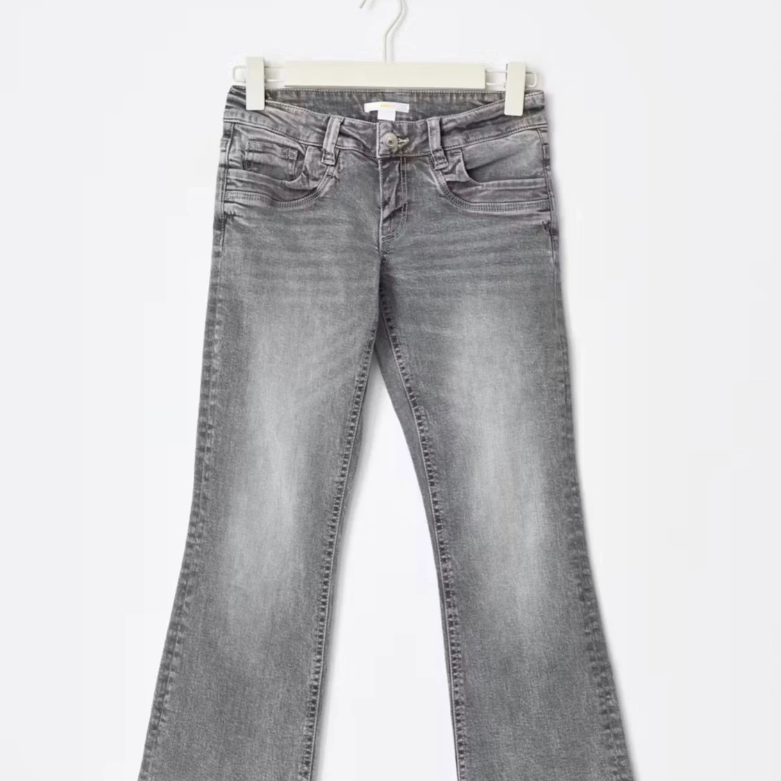 Grå bootcut jeans med låg midja - 1