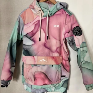 Dope skidjacka storlek S - Säljer min skidjacka från dope i storlek S. Jackan är använd under två skidtillfällen. 