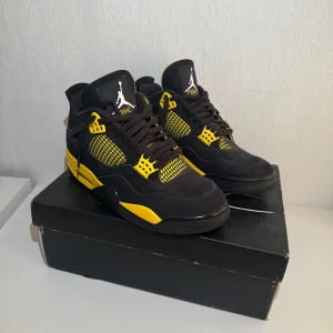 Air Jordan 4 Retro “Thunder”  - Air Jordan 4 Retro “Thunder”, storlek 43 (EU). 100% äkta och endast använda en gång – i nära nyskick. Klassisk svart och gul färgkombination, ikonisk design och bekväm passform. Levereras med originalkartong. Perfekta för samlare eller sneakersfantaster som söker stil och kvalitet. Inga skador, fläckar eller slitage – sulan är ren. Säljes p.g.a. platsbrist. Skickas spårbart eller möts upp. Först till kvarn! Kvitto finns bara att skriva!!