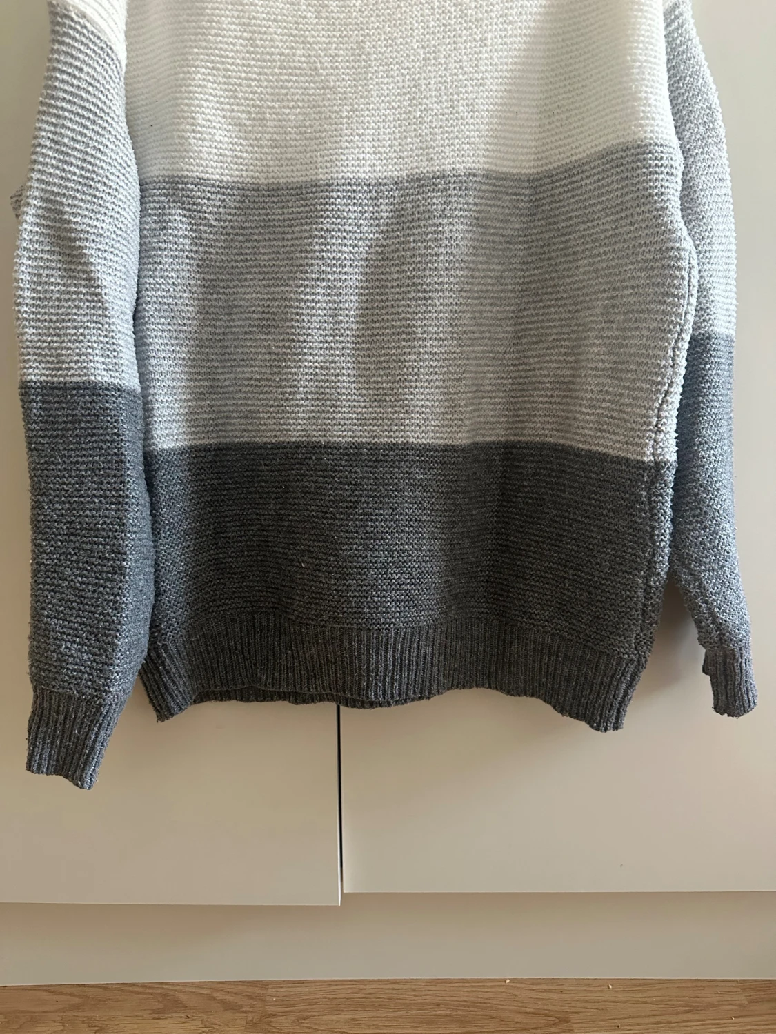 Randig stickad tröja i grå toner - 4