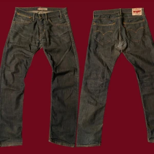 Levi's 504 straight jeans mörkblå - Fina Levi's 504  jeans mörkblå färg. Synligt använda men de har många år kvar, professionellt reparerade i grenen.