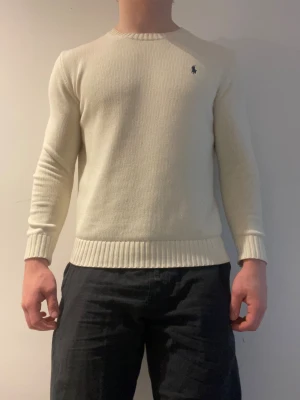 Vit stickad tröja från Polo Ralph Lauren - Jag säljer då tröjan är för liten för mig. Använd 2 gånger så i nytt skick (10/10).  Köpt för 2395kr Skriv gärna om du har några funderingar 😊 