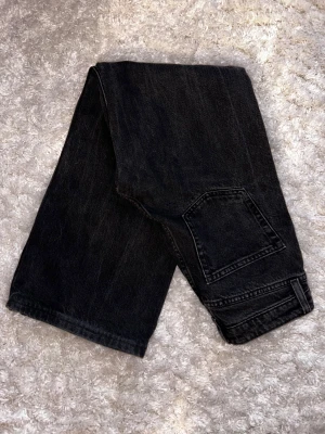 Svarta jeans!  - Svarta jeans med breda ben. Byxorna är gjorda i jeansmaterial och har en cool, loose passform som ger en avslappnad vibe. Perfekt för dig som gillar streetstyle och vill ha något bekvämt men ändå snyggt.