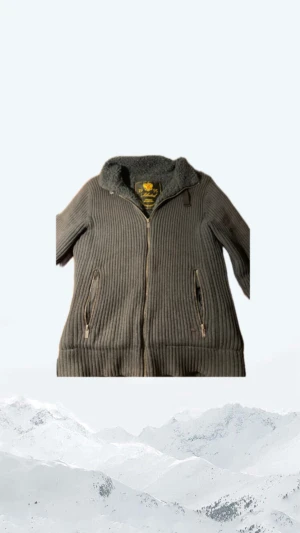 Fodrad Cardigan  - Säljer denna stört sköna Cardiganen i storlek: M 🙌.        Skicket är i toppskick 9/10!                                                    Den har riktigt bra passform och perfekt nu till kyliga dagar.        Pris 899kr! FÖRST TILL KVARN!