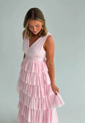 Tulle grill gown - Säljer min superfina balklänning som används en gång, säljer då den inte används, skriv gärna för bilder på den, inga skador eller fläckar. Inprincip nyskick💗jag är 163 och den är då lite för lång så skulle säga att den är perfekt för någon som är ca 165-175💗 det går även att klippa bort ett ”lager” av volangen längst nere för att få den kortare 💗
